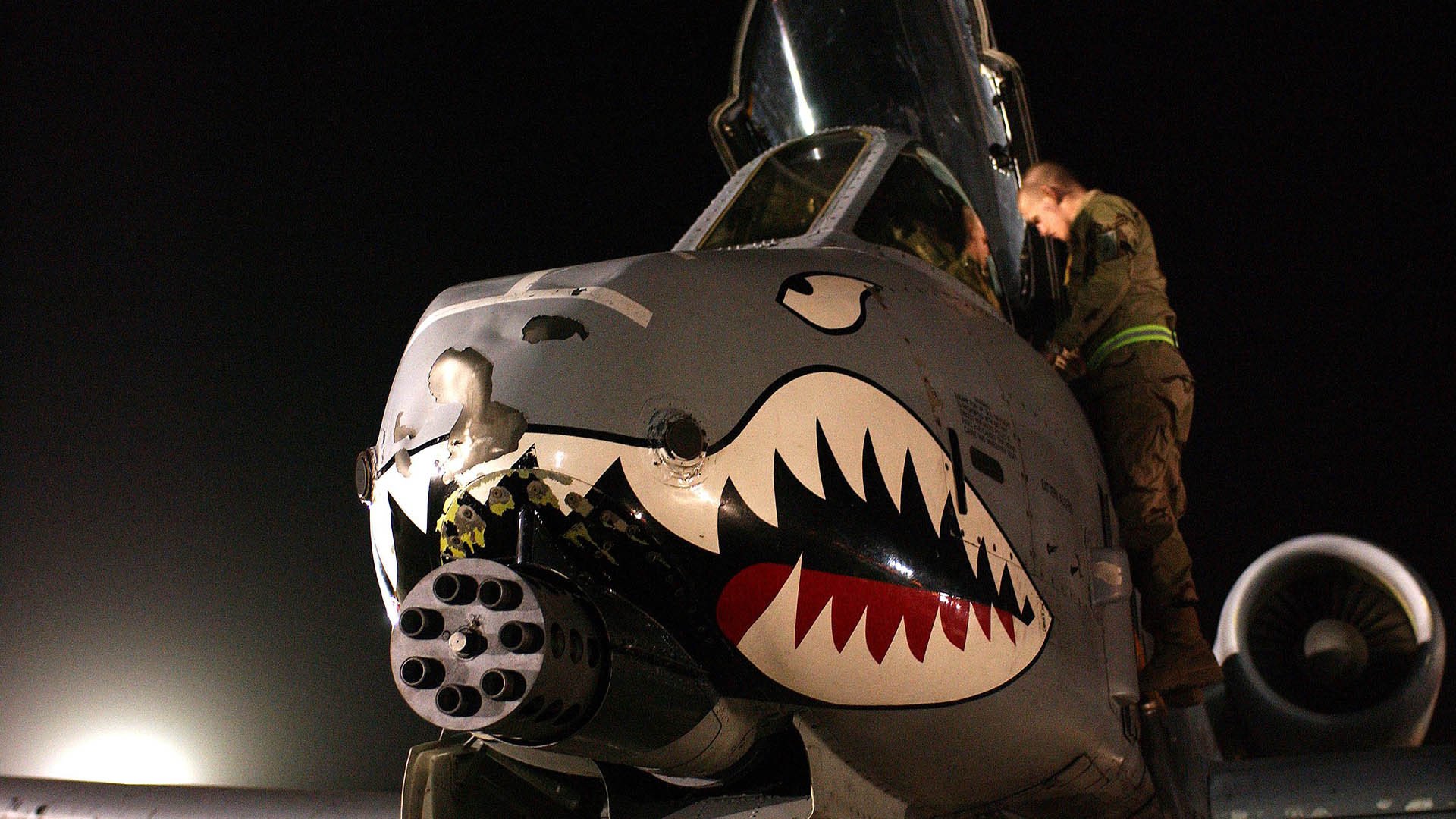 他左手握着扳手，右手接过整个威尔士的命运