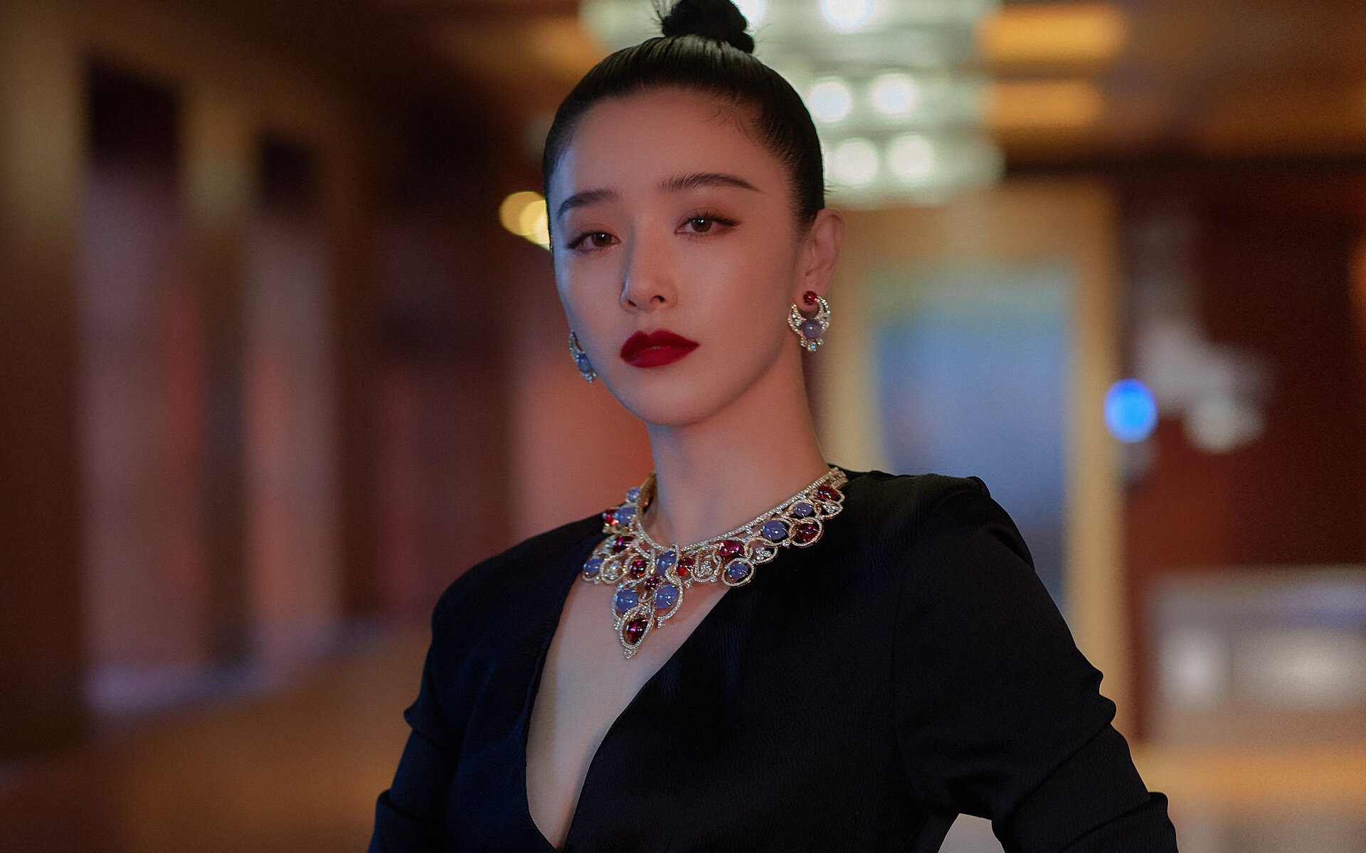 铁幕下的锋刃，当哈兰德与替补奇兵在德黑兰的荒诞中逆天改命
